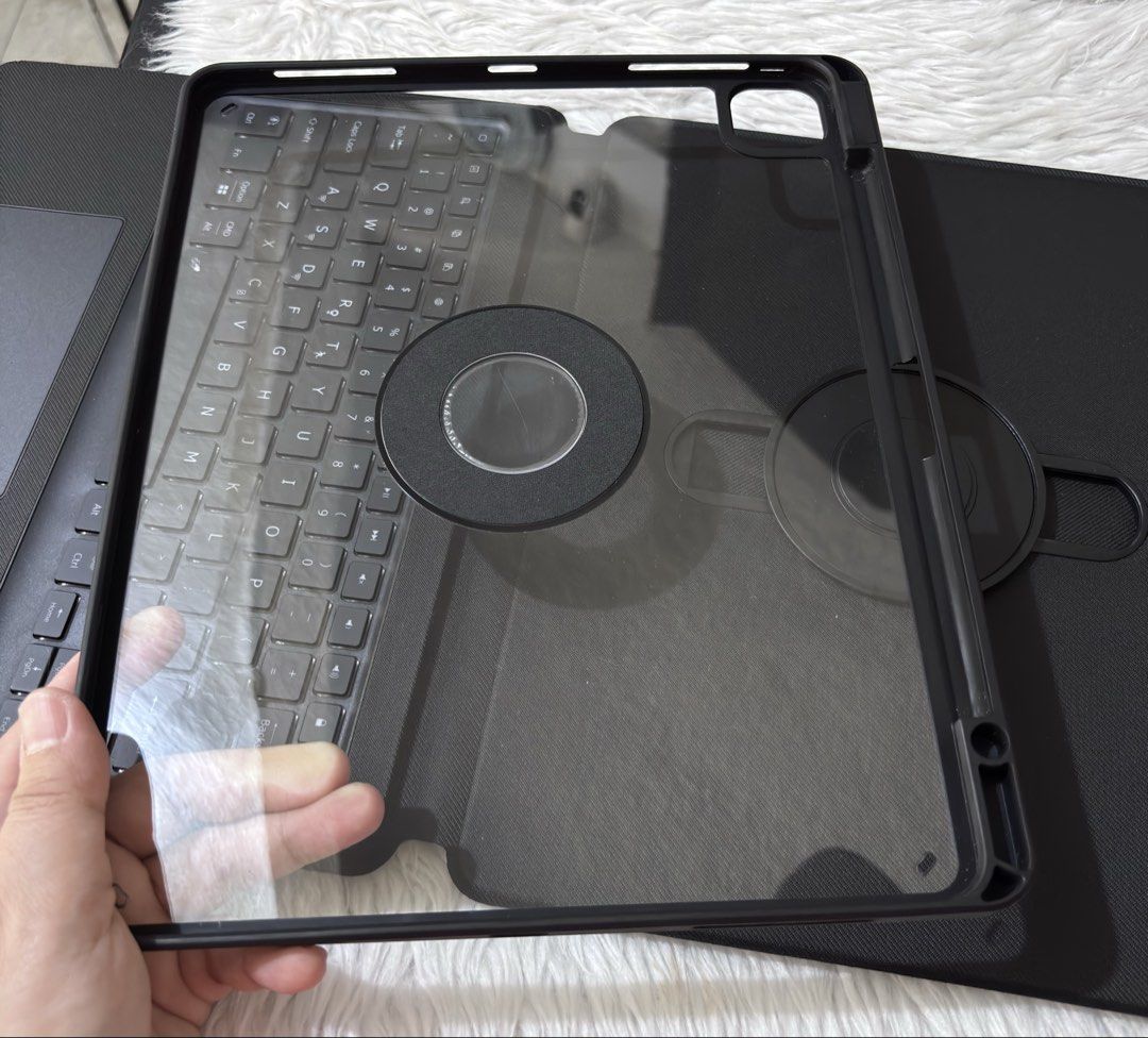 Ipad 13" Case with Keyboard (Category: Cases & Sleeves) located in Paranaque City. Submitted by dalle_closet (Listing ID 1425507542, Image 3). Description: Working well Rechargeable Iike new pa For ipad 13 inches.