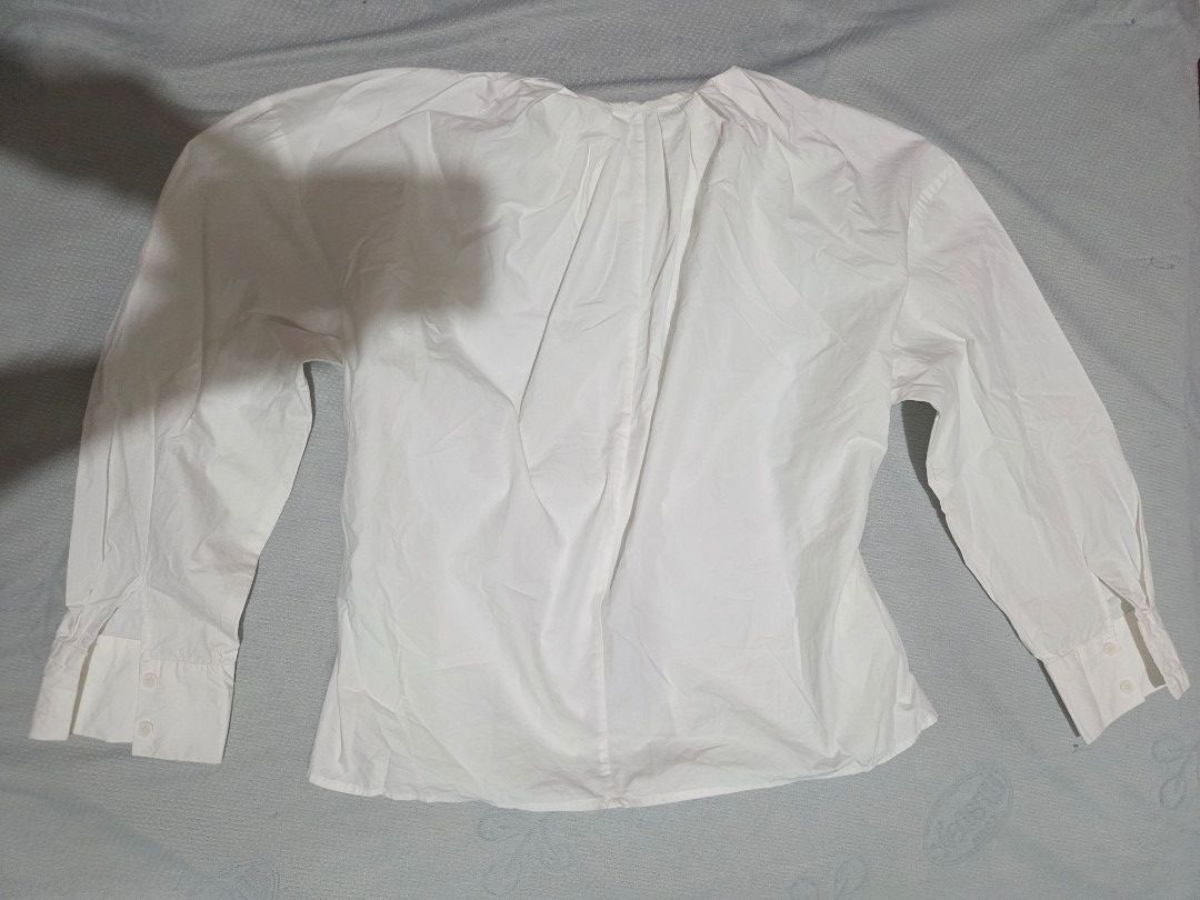 Korean Style Longsleeve Blouse (Category: Blouses) located in Manila. Submitted by declutterwtly (Listing ID 1425478553, Image 1). Description: Kindly send me your offers, TYSM! 💌 -White long sleeve blouse with a zipper closure. -Features a gathered or ruched design on the front. -Can be cinched at the back -Buttoned cuffs in sleeves. .