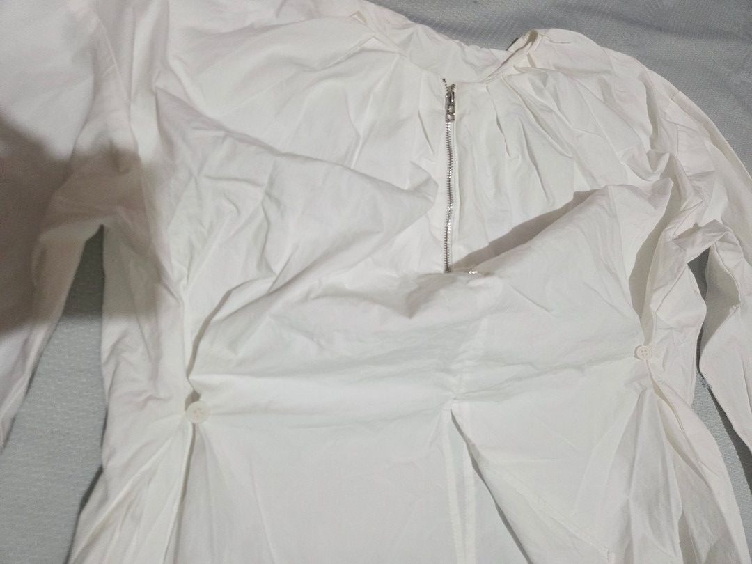 Korean Style Longsleeve Blouse (Category: Blouses) located in Manila. Submitted by declutterwtly (Listing ID 1425478553, Image 3). Description: Kindly send me your offers, TYSM! 💌 -White long sleeve blouse with a zipper closure. -Features a gathered or ruched design on the front. -Can be cinched at the back -Buttoned cuffs in sleeves. .
