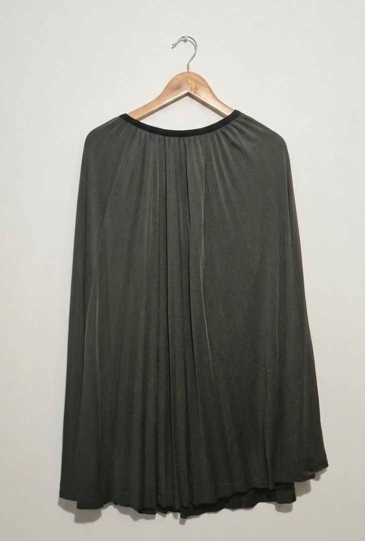 Long skirt (Category: Skirts) located in Manila. Submitted by declutter_s (Listing ID 1425574829, Image 1). Description: Elegant green long skirt with inner lining. Kinda heavy but other than that no issue at all. I just can't wear it. Small to Large. Stretchable. .