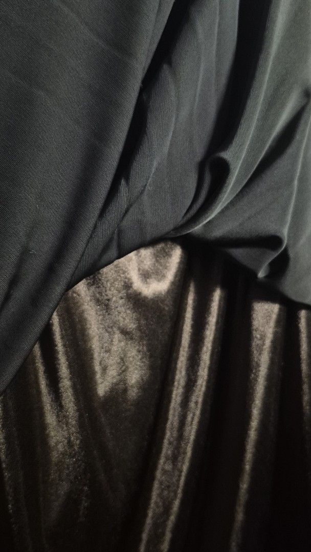 Long skirt (Category: Skirts) located in Manila. Submitted by declutter_s (Listing ID 1425574829, Image 3). Description: Elegant green long skirt with inner lining. Kinda heavy but other than that no issue at all. I just can't wear it. Small to Large. Stretchable. .