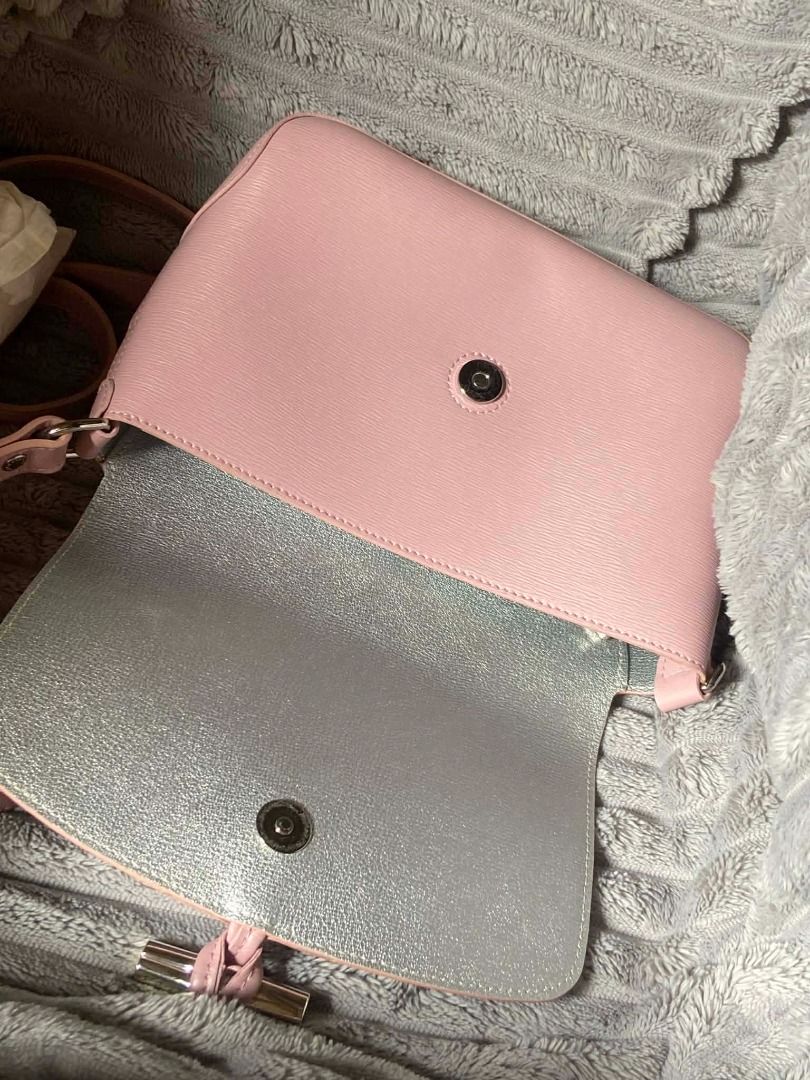 Longchamp Le Roseau Crossbody Bag (Category: Luxury Bags & Wallets) located in Carmona. Submitted by jdmsoriano (Listing ID 1425612387, Image 3). Description: Longchamp Le Roseau Crossbody Bag 9/10 Condition Used once 100% Original .
