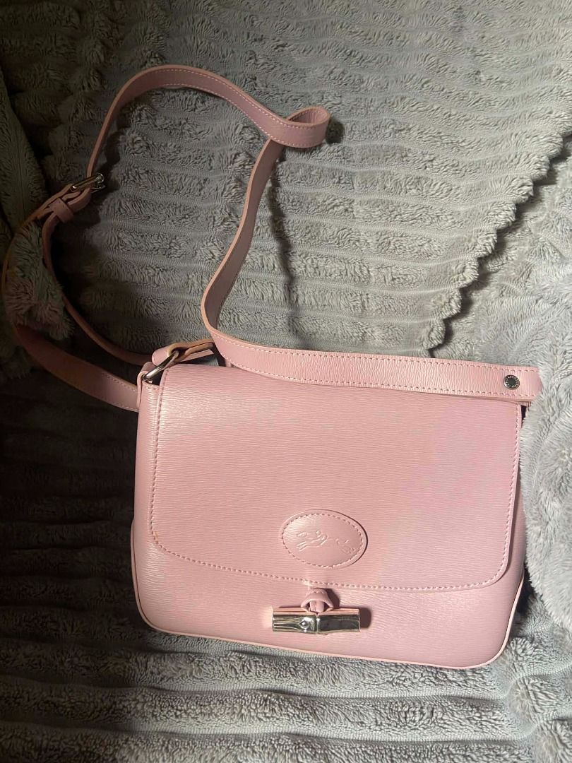 Longchamp Le Roseau Crossbody Bag (Category: Luxury Bags & Wallets) located in Carmona. Submitted by jdmsoriano (Listing ID 1425612387, Image 1). Description: Longchamp Le Roseau Crossbody Bag 9/10 Condition Used once 100% Original .