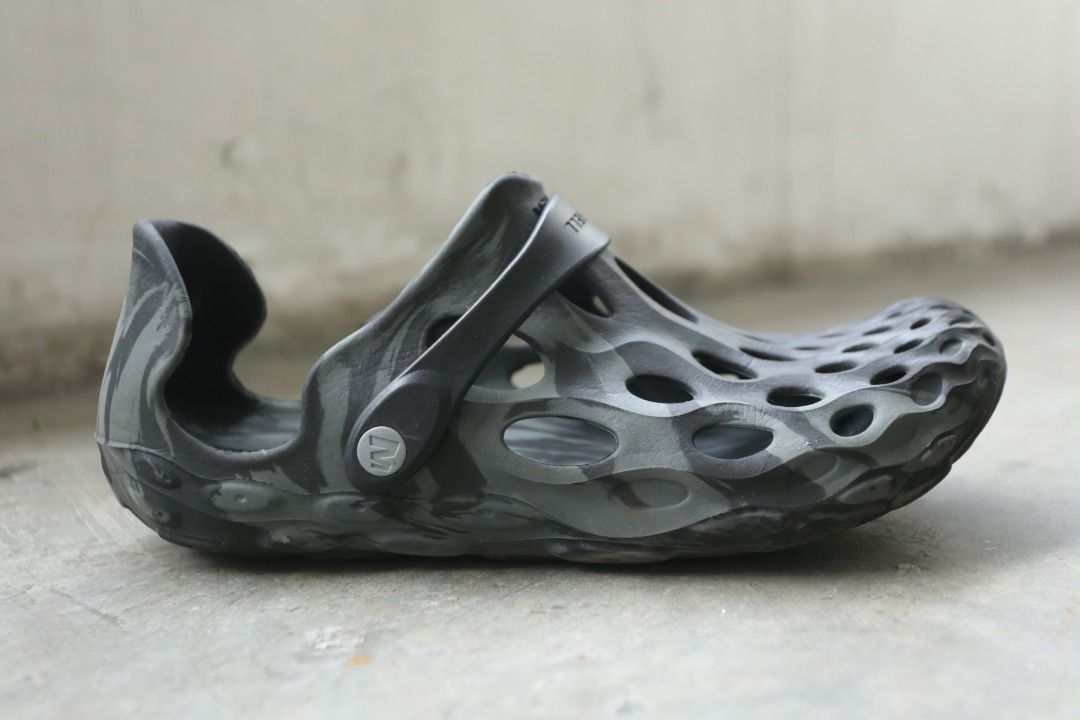 Merrell 1TRL - F/W 21 - Hydro Moc (Category: Slippers & Slides) located in Manila. Submitted by graymatter_ (Listing ID 1425555329, Image 3). Description: Merrell 1TRL - F/W 21 - Hydro Moc *Water-friendly and durable injected EVA foam upper *External translucent rubber rear sling with 10% recycled rubber fleck locks in the heel *100% recycled nylon rivets *BLOOM® performance foam is made of 10% algae biomass, transforming green water into clean w