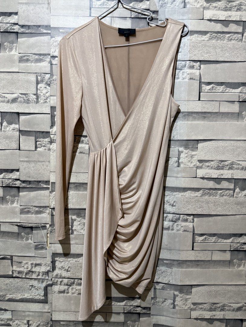 Michael Costello x Revolve One-Shoulder Dress (Category: Dresses) located in Cebu City. Submitted by shopisabelle (Listing ID 1425491383, Image 2). Description: Elegant one-shoulder dress from Michael Costello x Revolve. Features a flattering draped design with a single long sleeve. The dress has a V-neckline and a mini length. The fabric has a subtle shimmer. Size: US 2, UK 6,8, EU 34,36 Best fits Small to Medium No flaws Good as new!✨.