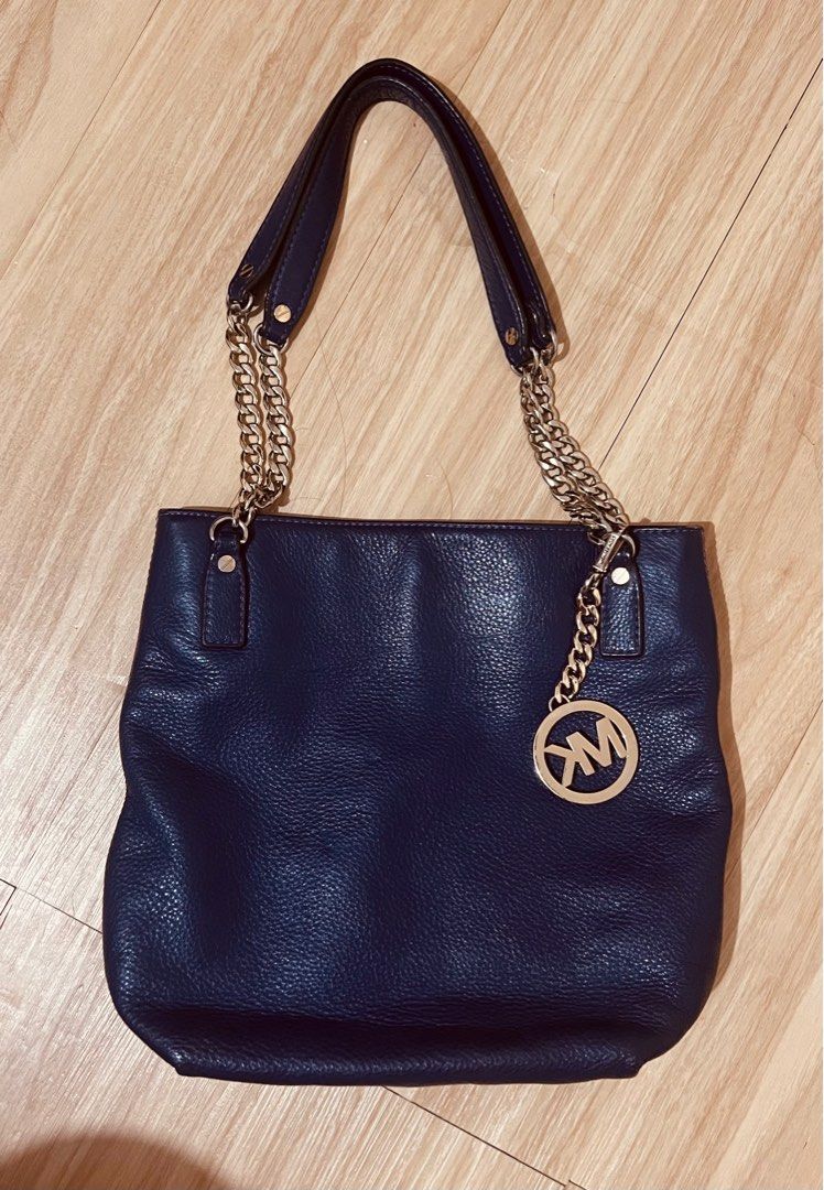 Michael Kors bag (Category: Shoulder Bags) located in Marikina City. Submitted by declutteringcarly (Listing ID 1425502822, Image 1). Description: Guaranteed authentic. My personal prelove.
