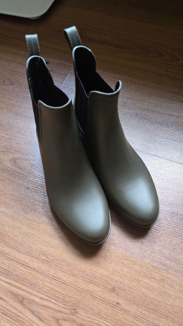 Olive Green Chelsea Boots (Category: Boots) located in San Juan City. Submitted by dannitsai (Listing ID 1425447169, Image 2). Description: rfs : too small for me already still in good condition.