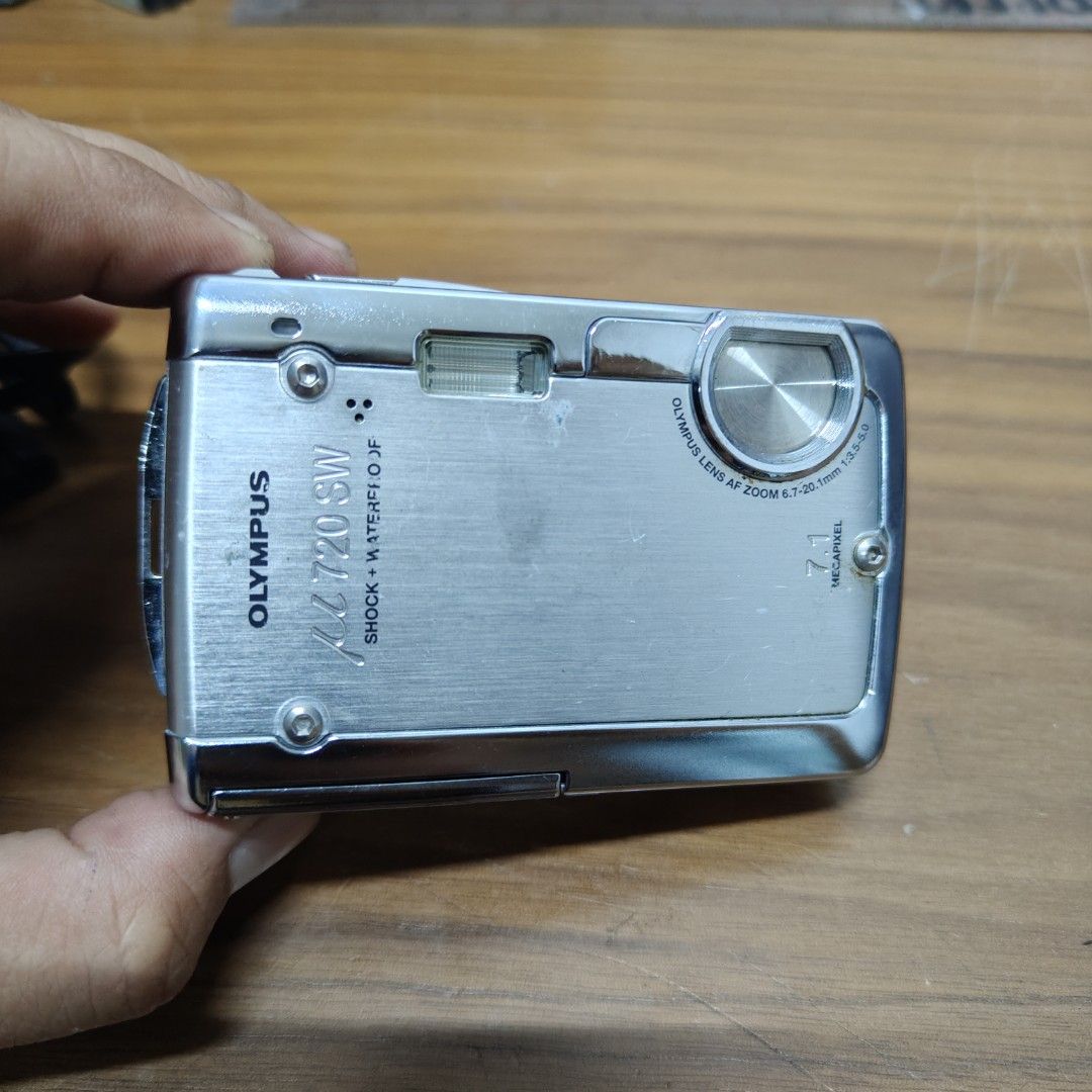 Olympus µ 720 SW Digital Camera (Category: Cameras) located in Manila. Submitted by rossinicalabig (Listing ID 1425515579, Image 1). Description: 3500 Pesos only. Olympus µ 720 SW digital camera. Features 7.1 megapixels, shockproof, and waterproof. Includes a charger and battery. The camera has a silver finish and a built-in flash. It has a screen on the back for viewing photos. The camera has a USB port and other ports for connectivity. Issue: F