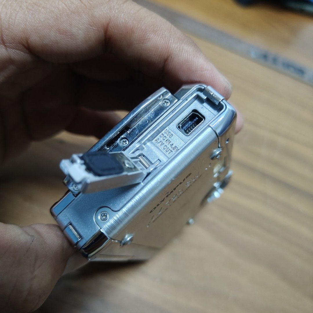 Olympus µ 720 SW Digital Camera (Category: Cameras) located in Manila. Submitted by rossinicalabig (Listing ID 1425515579, Image 3). Description: 3500 Pesos only. Olympus µ 720 SW digital camera. Features 7.1 megapixels, shockproof, and waterproof. Includes a charger and battery. The camera has a silver finish and a built-in flash. It has a screen on the back for viewing photos. The camera has a USB port and other ports for connectivity. Issue: F