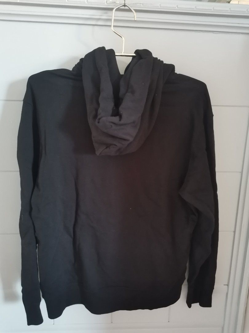 original uniqlo hoodie (Category: Coats, Jackets and Outerwear) located in Quezon City. Submitted by charlottescollection (Listing ID 1425496579, Image 2). Description: original uniqlo hoodie worn once and stored.