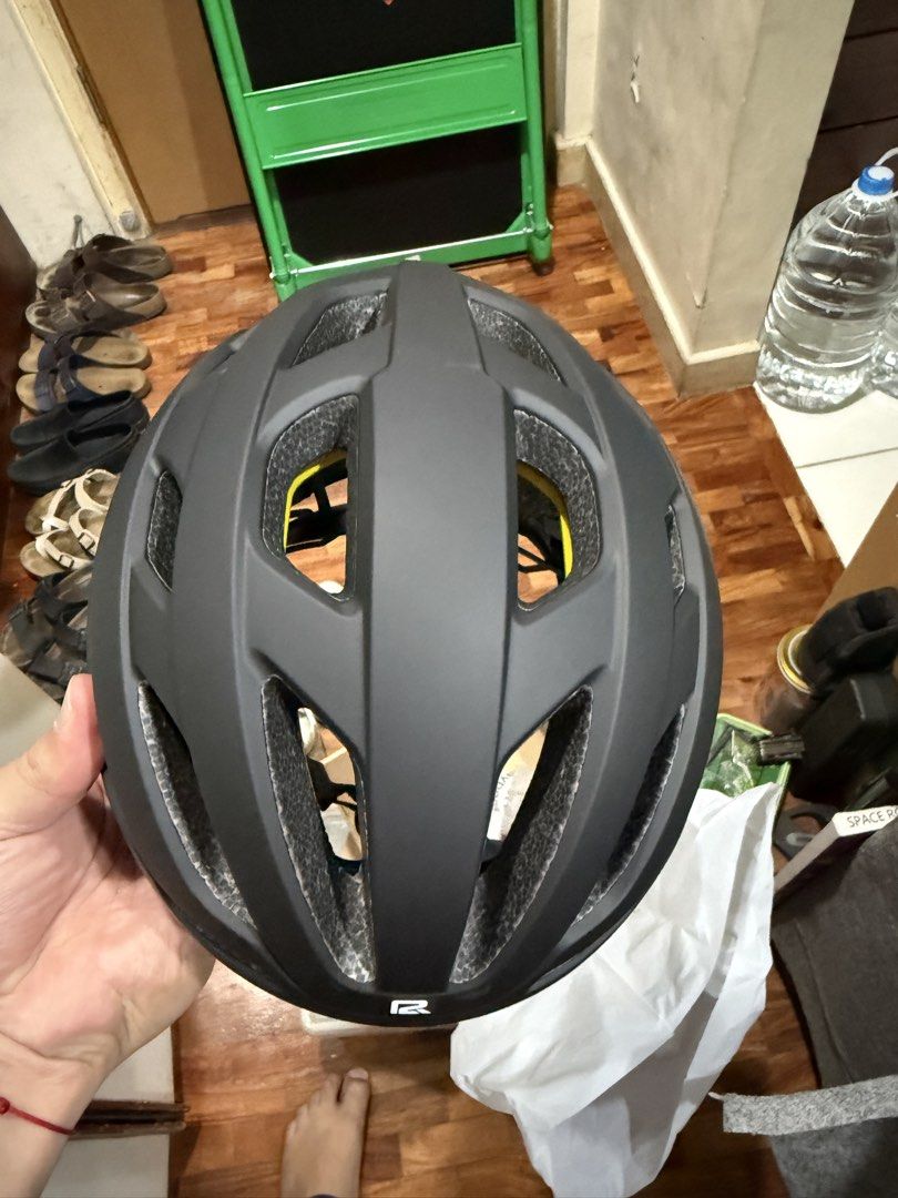 P2R Bike Helmet with MIPS Medium Black (Category: Bicycles) located in Manila. Submitted by tpc.tcp_berong (Listing ID 1425446375, Image 2). Description: P2R bike helmet with MIPS technology Virginia Tech Helmet for Road Ranked #2 Magnetic Rear Light 23 Air Vents.