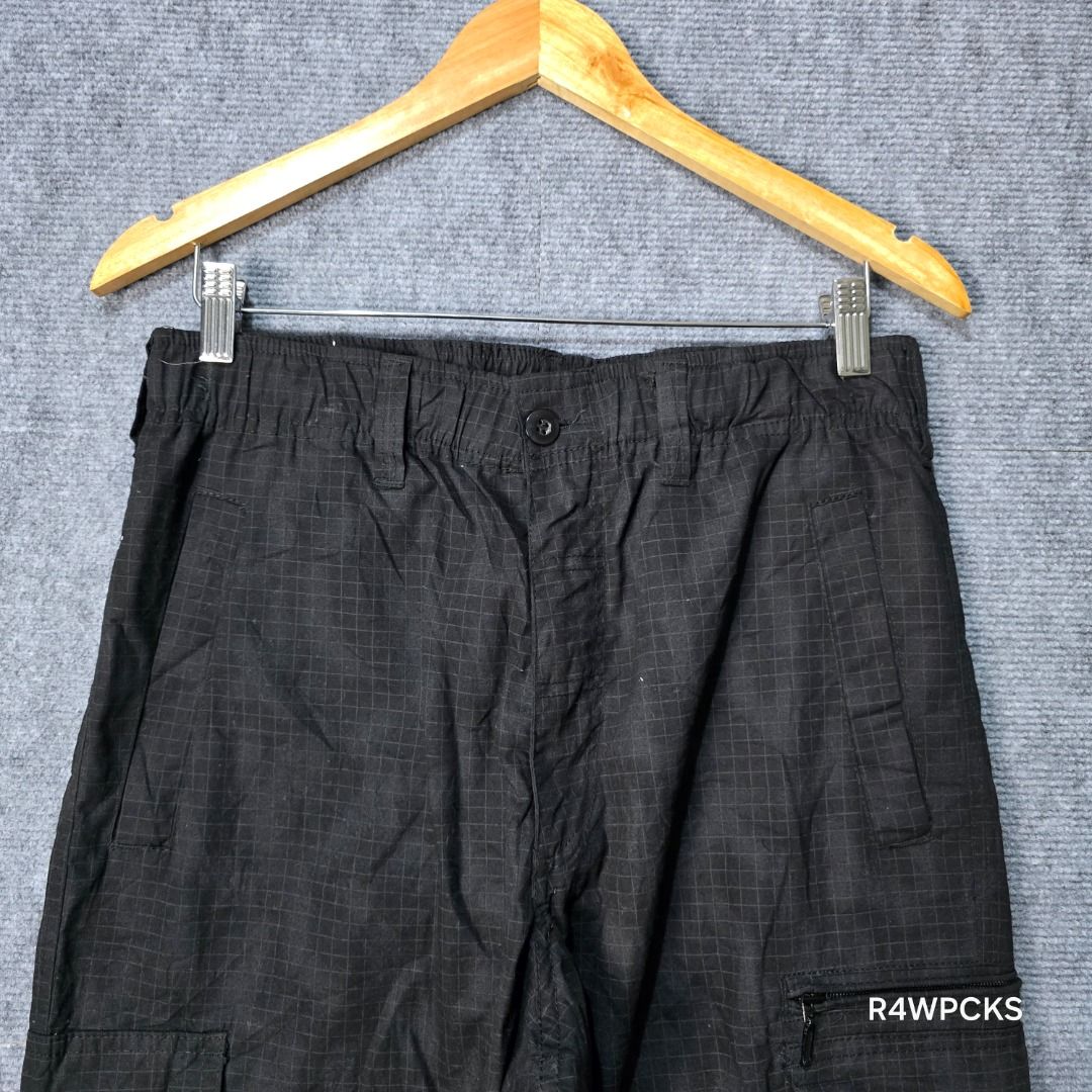 RANDOM JAPAN CONVERTIBLE GRID CAMOUFLAGE CARGO UTILITY PANTS (Category: Chinos) located in San Mateo. Submitted by r4wpcks (Listing ID 1425600715, Image 3). Description: Size on Tag: L Best Fit: 31 - 33 Waist: 31 - 34 inches Length: 41 | 27.5 inches Leg Hole / Hem: 9 | 9.5 inches Condition: 9/10 Color Rate: 9/10 Issue: Cut off built in belt COLOR MAY VARY DUE TO LIGHTING Location: San Mateo Rizal, near Marikina J&T/Lalamove courier, shipping fee 