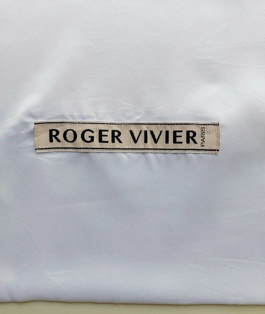 Roger Vivier Dust Bag (Category: Luxury Bags & Wallets) located in Lapu Lapu. Submitted by agnesapm_29813 (Listing ID 1425572232, Image 3). Description: Still in very good condition. Measurements: width-14 inches, height-15 inches. .