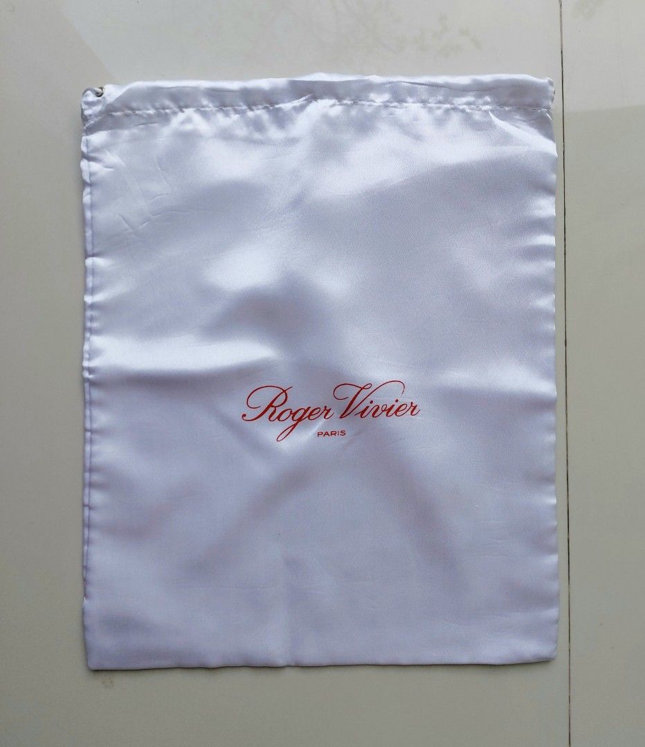 Roger Vivier Dust Bag (Category: Luxury Bags & Wallets) located in Lapu Lapu. Submitted by agnesapm_29813 (Listing ID 1425572888, Image 1). Description: Still in very good condition. Measurements: width-12.5 inches, height-15.5 inches. .