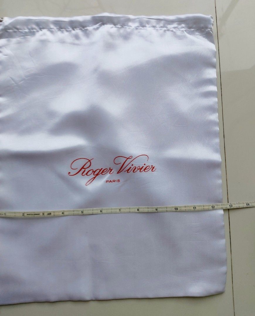 Roger Vivier Dust Bag (Category: Luxury Bags & Wallets) located in Lapu Lapu. Submitted by agnesapm_29813 (Listing ID 1425572888, Image 2). Description: Still in very good condition. Measurements: width-12.5 inches, height-15.5 inches. .