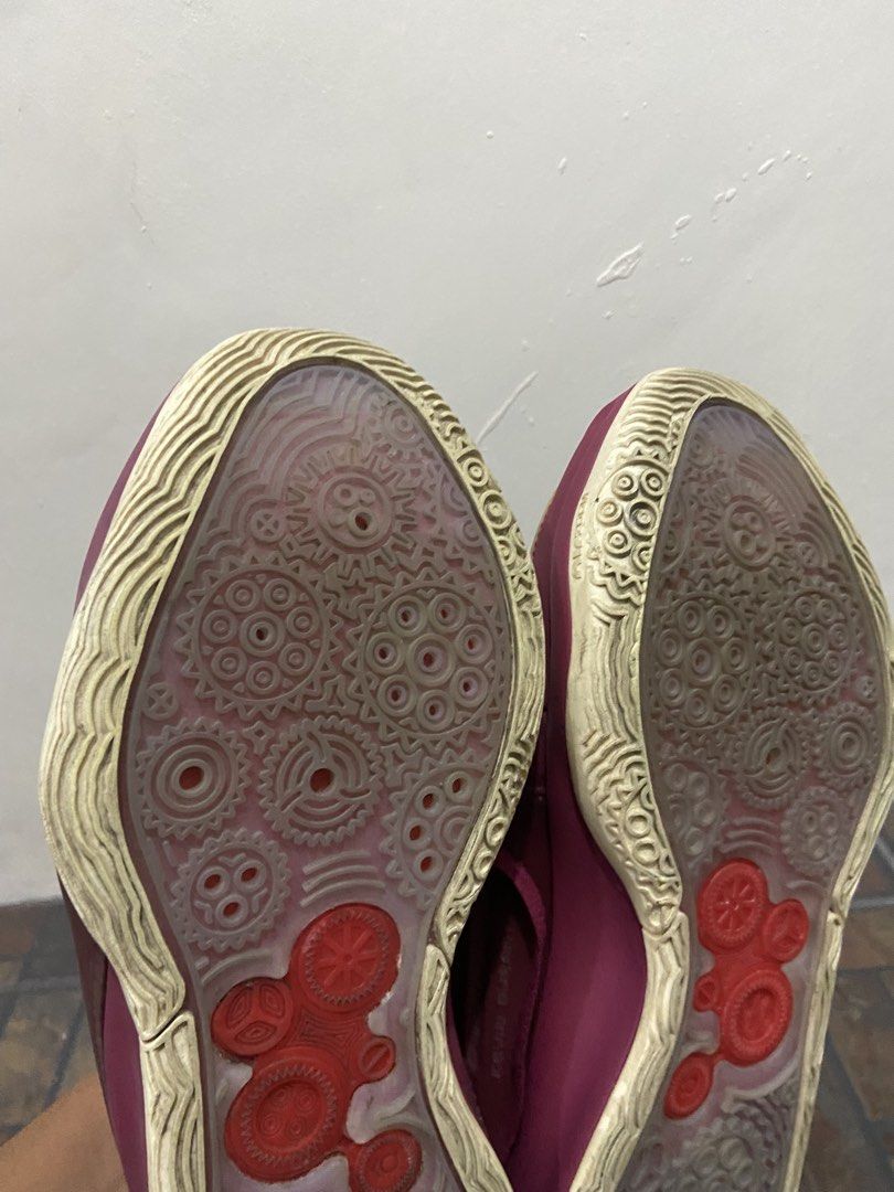 RUSH! Nike KD16 NY vs NY 9.5 (Category: Sneakers) located in Quezon City. Submitted by geebui (Listing ID 1425537040, Image 2). Description: Selling my Nike KD16 NY vs NY colorway Size 9.5 Seldom use lang, baka once a month lang or less. Kita naman po sa pic walang galos yung sole issue: check pic, minor crack (but no sole seps) RFS: bawas shoes .