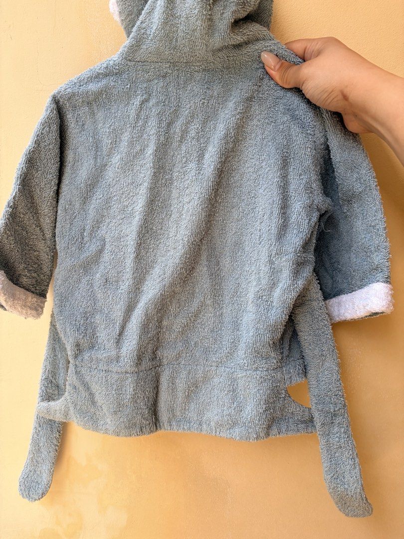 Shark Hooded Bathrobe (Category: Bathtub & Bath Accessories) located in Las Pinas. Submitted by ramech0105 (Listing ID 1425497016, Image 2). Description: Best fit 6 to 8 months old.