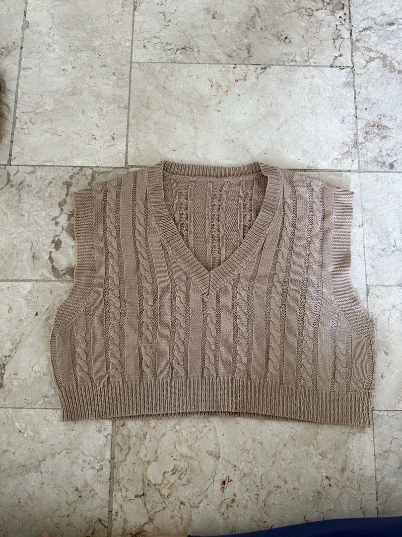 Shein Cable Knit Vest (Category: Sleeveless) located in Las Pinas. Submitted by kva13 (Listing ID 1425446582, Image 1). Description: .
