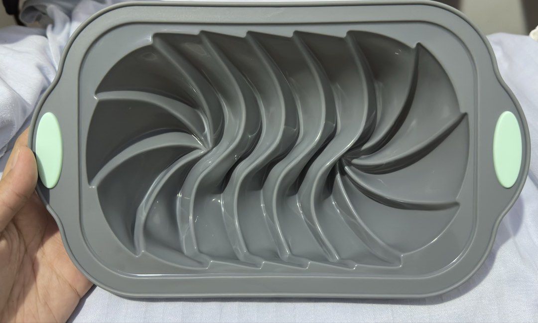 Silicone Bundt Cake Mold (Category: Bakeware) located in Angeles City. Submitted by clmsnw01 (Listing ID 1425547027, Image 2). Description: High quality silicone baking mold • Perfect for cakes, gelatin, pudding, leche flan, and desserts • Non-stick and flexible – madaling tanggalin ang cake • Heat resistant and oven safe • Unique swirl / spiral design for beautiful cake presentation Condition: never been used Location: Angeles city, pampanga are