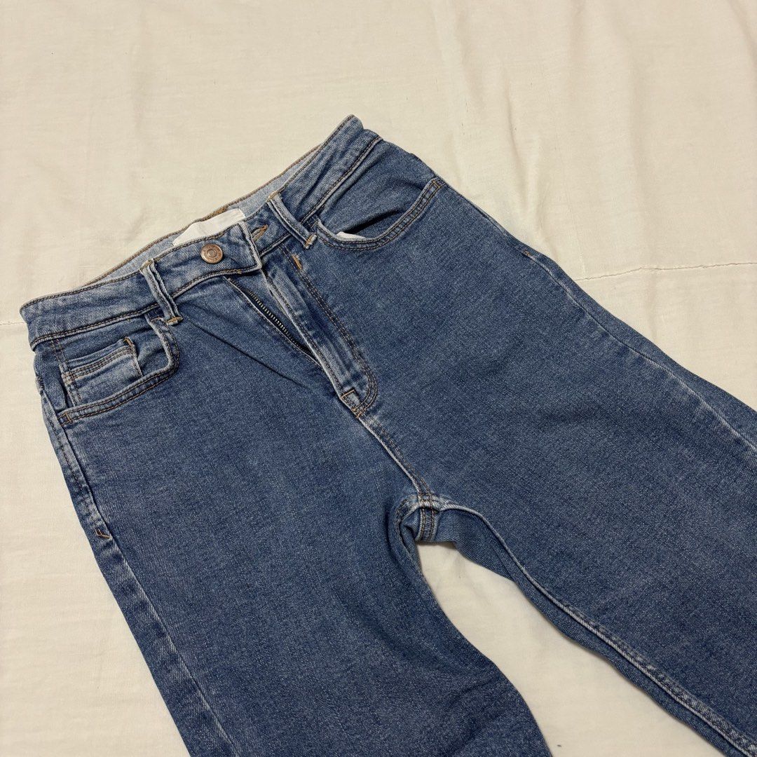 Stradivarius Blue Denim Jeans (Category: Jeans) located in Cabuyao City. Submitted by nesse21 (Listing ID 1425552333, Image 2). Description: Stradivarius Mom Slim Fit Jeans Can fit size 26-27 .