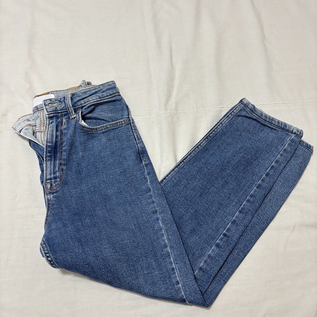 Stradivarius Blue Denim Jeans (Category: Jeans) located in Cabuyao City. Submitted by nesse21 (Listing ID 1425552333, Image 1). Description: Stradivarius Mom Slim Fit Jeans Can fit size 26-27 .