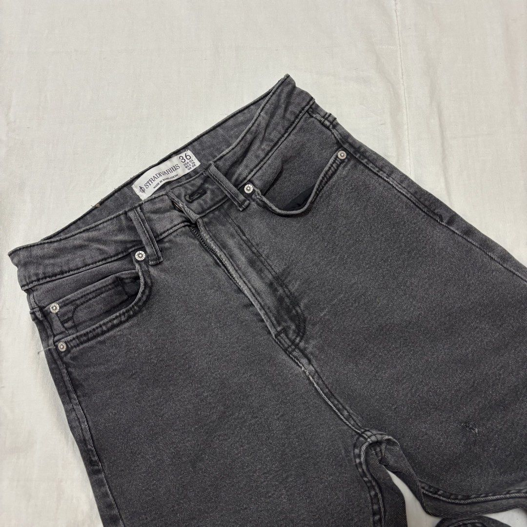Stradivarius Grey Jeans (Category: Jeans) located in Cabuyao City. Submitted by nesse21 (Listing ID 1425576071, Image 2). Description: Stradivarius Mom Slim Fit Jeans Fits size 26 Like new Rfs: Decluttering .