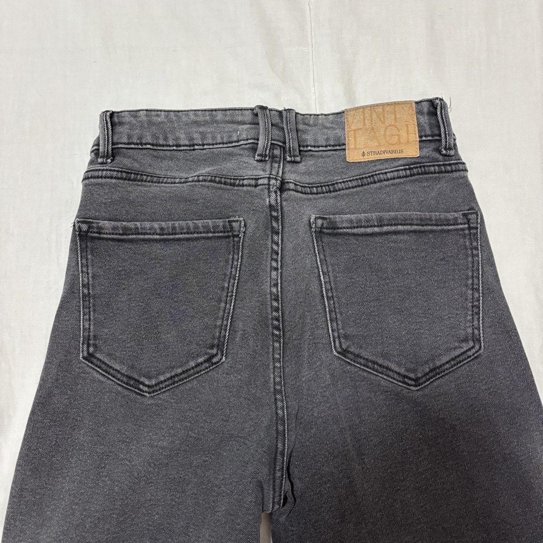 Stradivarius Grey Jeans (Category: Jeans) located in Cabuyao City. Submitted by nesse21 (Listing ID 1425576071, Image 3). Description: Stradivarius Mom Slim Fit Jeans Fits size 26 Like new Rfs: Decluttering .