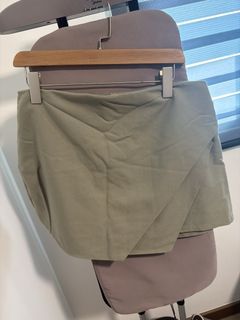 (Category: ) located in . Submitted by declutteringwardrobe1234 (Listing ID 1425514132, Image 1). Description: .