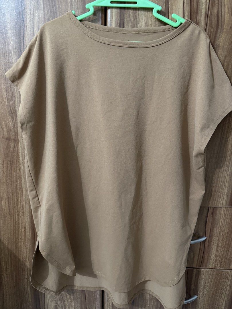 Uniqlo cotton blouse (Category: Blouses) located in Mandaluyong City. Submitted by dclutter.corner (Listing ID 1425537123, Image 1). Description: Rfs: decluttering.