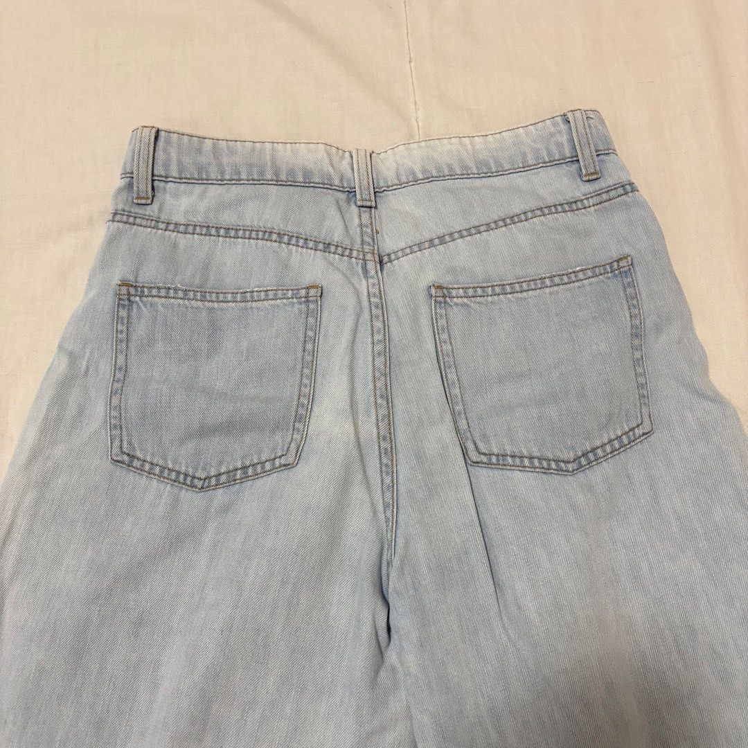 Uniqlo Light Wash Jeans (Category: Jeans) located in Cabuyao City. Submitted by nesse21 (Listing ID 1425575100, Image 3). Description: Uniqlo Light Wash Jeans Size: 26 Issue: Some minimal stains Rfs: Decluttering .