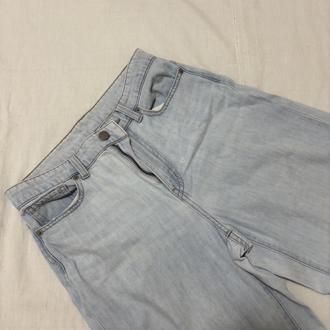 Uniqlo Light Wash Jeans (Category: Jeans) located in Cabuyao City. Submitted by nesse21 (Listing ID 1425575100, Image 2). Description: Uniqlo Light Wash Jeans Size: 26 Issue: Some minimal stains Rfs: Decluttering .
