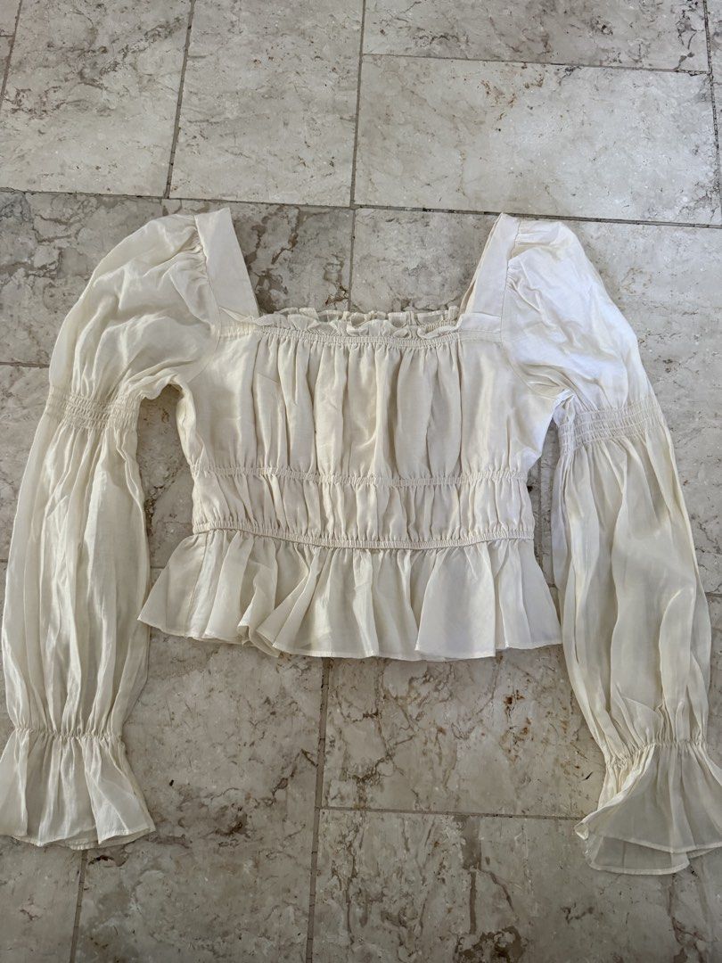 Urban Revivo Square Neck Blouse (Category: Blouses) located in Las Pinas. Submitted by kva13 (Listing ID 1425447142, Image 1). Description: .