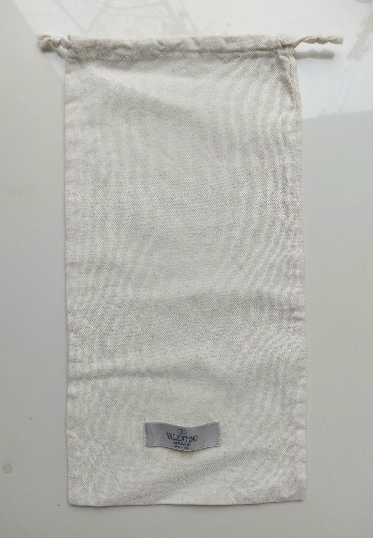 Valentino Garavani Dust Bag (Category: Luxury Bags & Wallets) located in Lapu Lapu. Submitted by agnesapm_29813 (Listing ID 1425579338, Image 1). Description: Still in very good condition. Measurements: width-7.5 inches, height-15 inches .