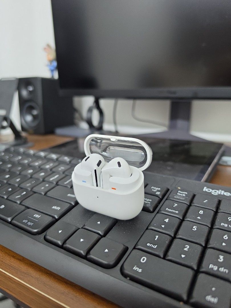 White Wireless Earbuds65682038606722110