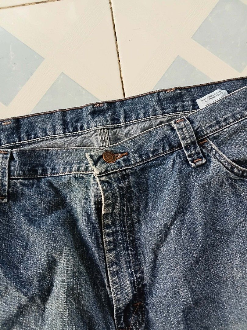 Wrangler Carpenter Denim Shorts - Size 40 (Category: Shorts) located in Gapan. Submitted by head.haven (Listing ID 1425562527, Image 2). Description: Classic Wrangler denim shorts. Features a carpenter style with multiple pockets. The shorts have a button closure and a standard five-pocket design. The size tag indicates a size 40. Made from denim material, these shorts are suitable for casual wear. The shorts have a faded blue color..
