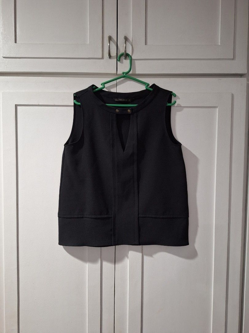 Zara Basic Collection Black Sleeveless Blouse (Category: Sleeveless) located in Paranaque City. Submitted by simplified_closetspace (Listing ID 1425459382, Image 2). Description: - Small but also fits medium. #Zara #ZaraBlouse #Top #Blouse.