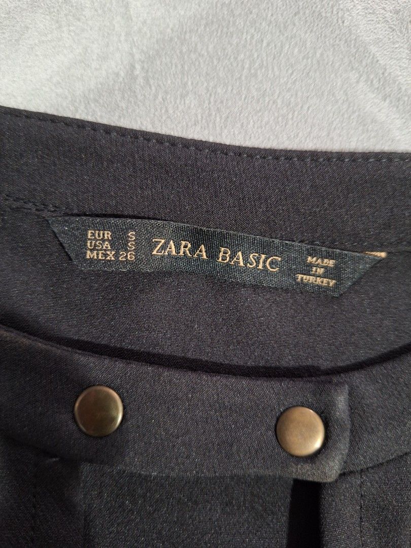 Zara Basic Collection Black Sleeveless Blouse (Category: Sleeveless) located in Paranaque City. Submitted by simplified_closetspace (Listing ID 1425459382, Image 3). Description: - Small but also fits medium. #Zara #ZaraBlouse #Top #Blouse.