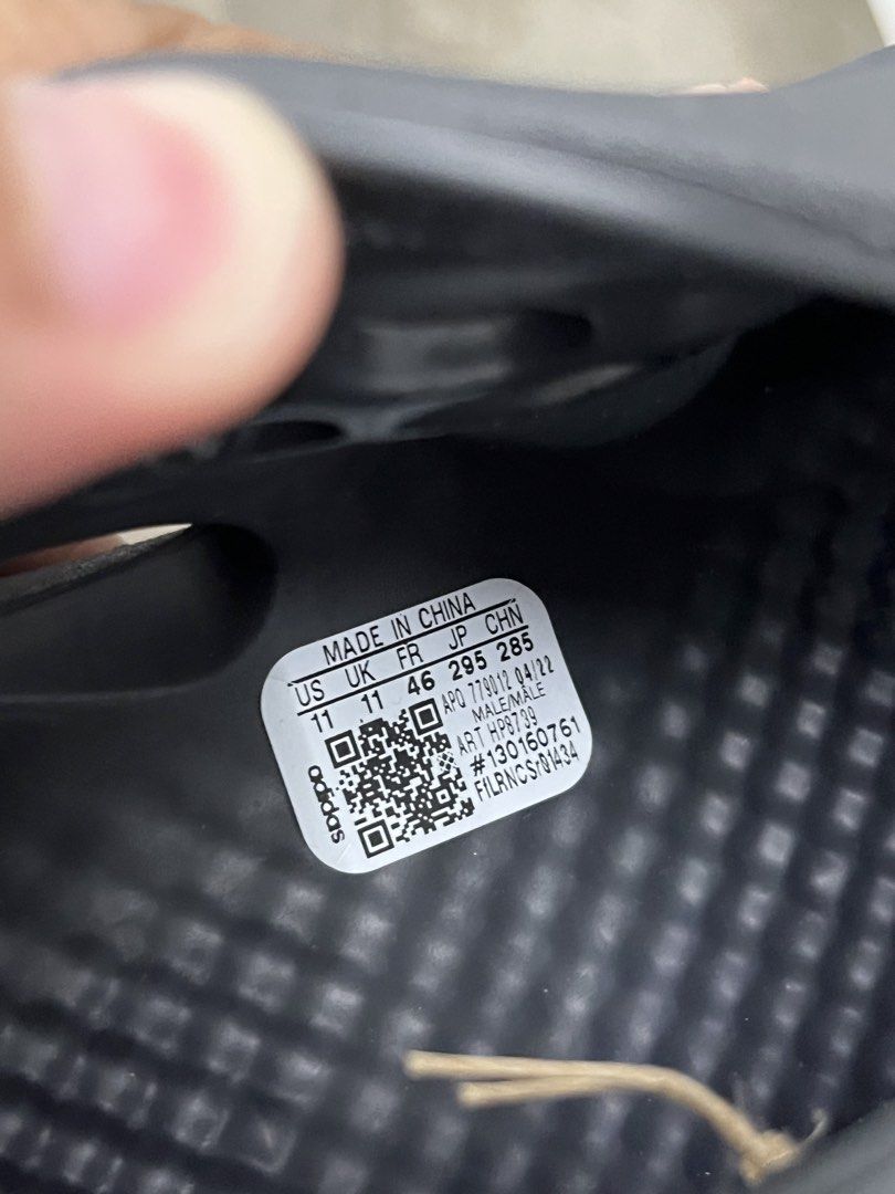 Adidas Yeezy Foam Runner - Onyx (Category: Slippers & Slides) located in Manila. Submitted by princess.maggie (Listing ID 1429548697, Image 2). Description: - pair only - no box - dm for more details.