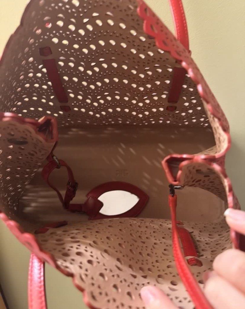 Alaia Tote (Category: Luxury Bags & Wallets) located in Manila. Submitted by dashlux (Listing ID 1429584043, Image 2). Description: .