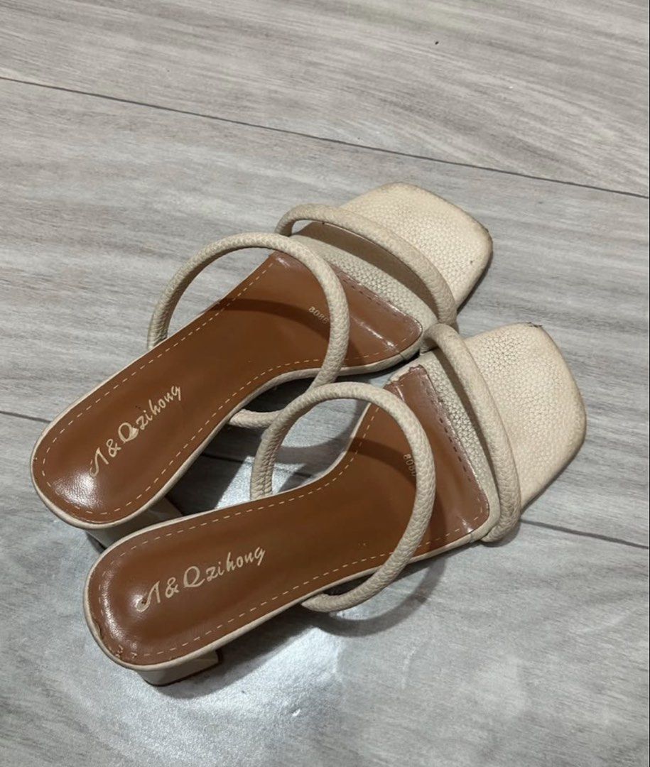 A&Qizihong Beige Sandals (Category: Flats & Sandals) located in Manila. Submitted by hnkkk (Listing ID 1429540596, Image 1). Description: need to clean but all goods.