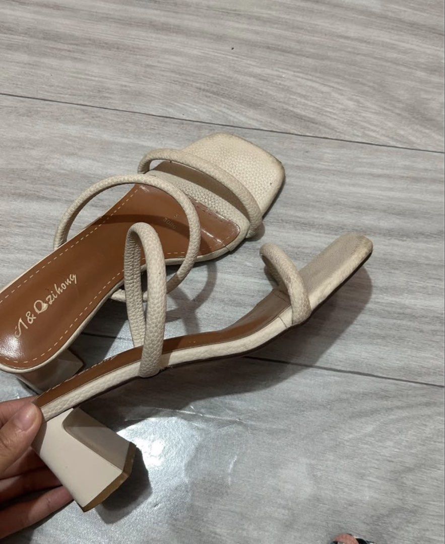A&Qizihong Beige Sandals (Category: Flats & Sandals) located in Manila. Submitted by hnkkk (Listing ID 1429540596, Image 2). Description: need to clean but all goods.