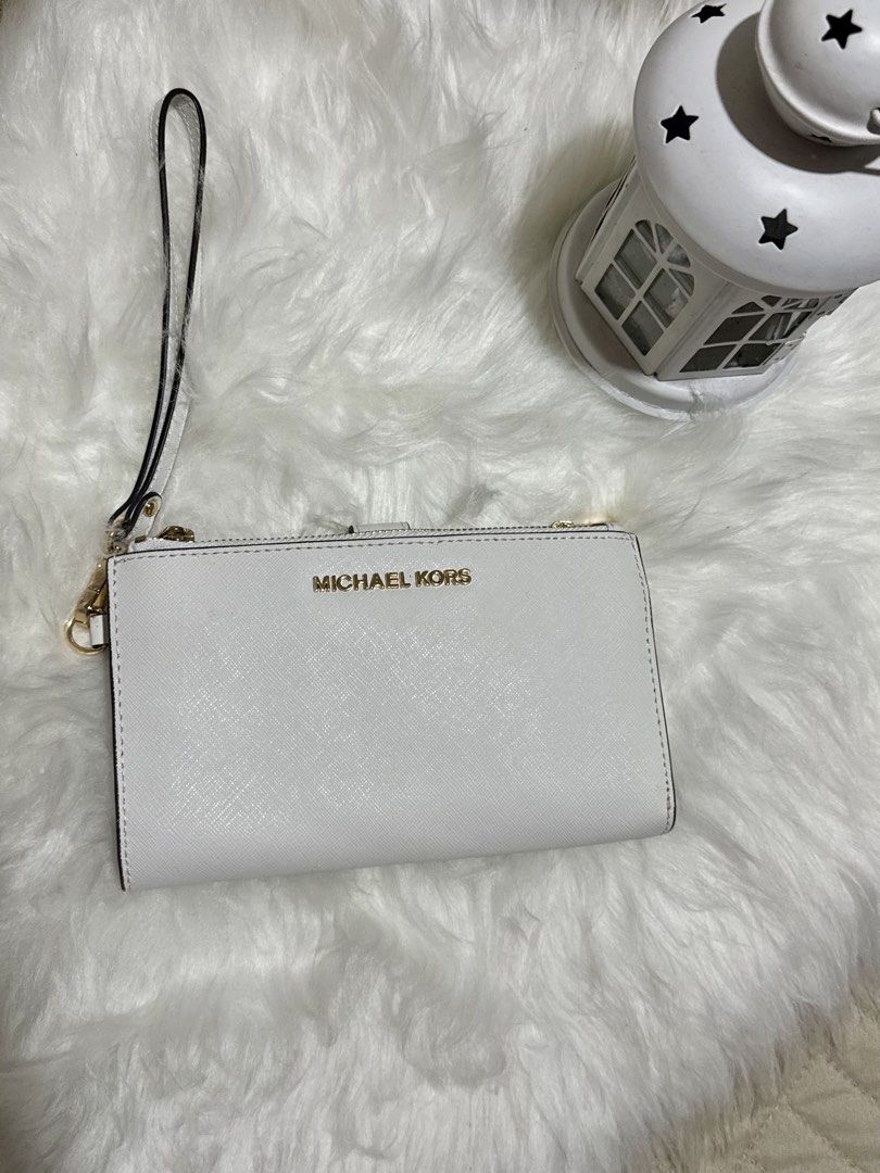 Authentic MK wrist wallet (Category: Purses & Pouches) located in Paranaque City. Submitted by nynrecto (Listing ID 1429550718, Image 1). Description: .