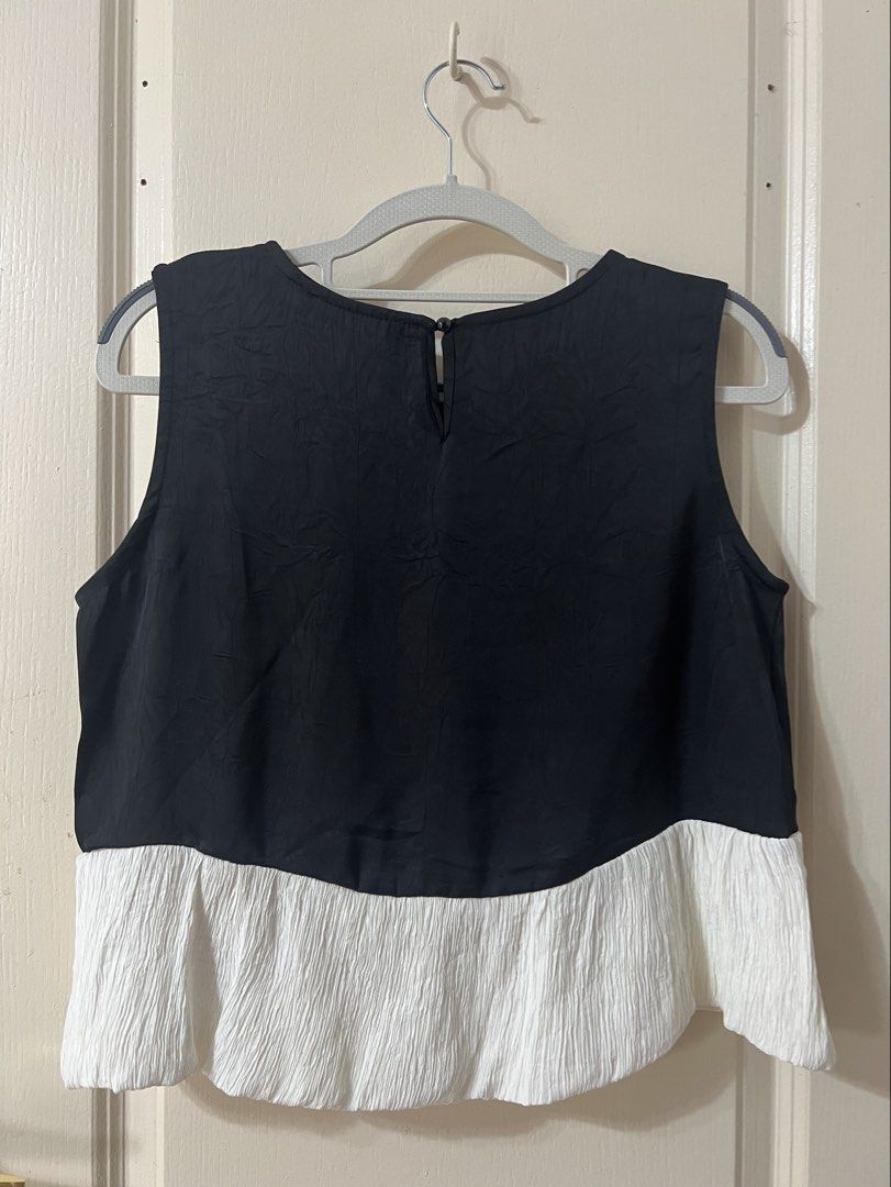 Black and White Embellished Sleeveless Top (Category: Sleeveless) located in Silang. Submitted by _superjea (Listing ID 1429566093, Image 3). Description: .