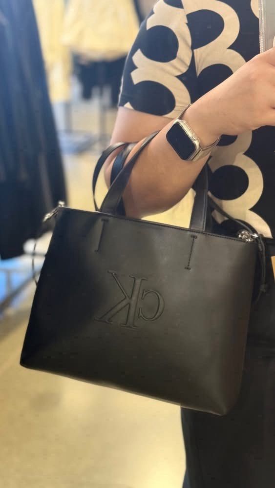 Calvin Klein Jeans Black Tote Bag (Category: Tote Bags) located in Mendez-Nunez. Submitted by bubba18 (Listing ID 1429632165, Image 1). Description: With tag Bought 5k.
