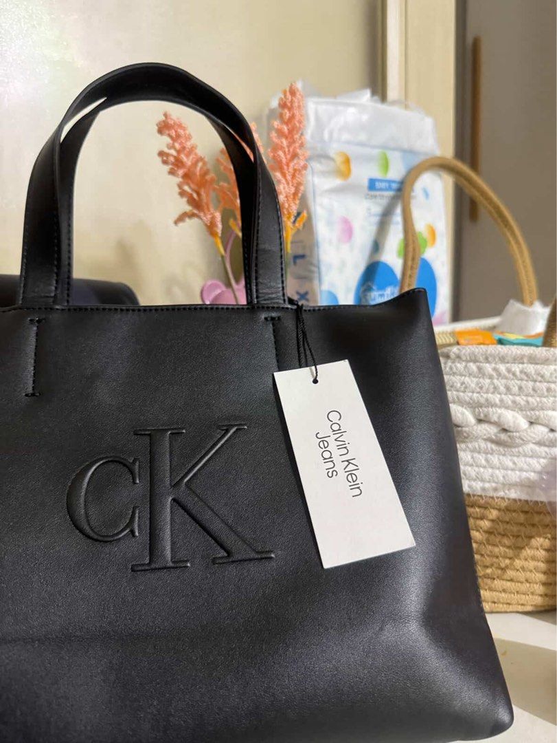 Calvin Klein Jeans Black Tote Bag (Category: Tote Bags) located in Mendez-Nunez. Submitted by bubba18 (Listing ID 1429632165, Image 2). Description: With tag Bought 5k.