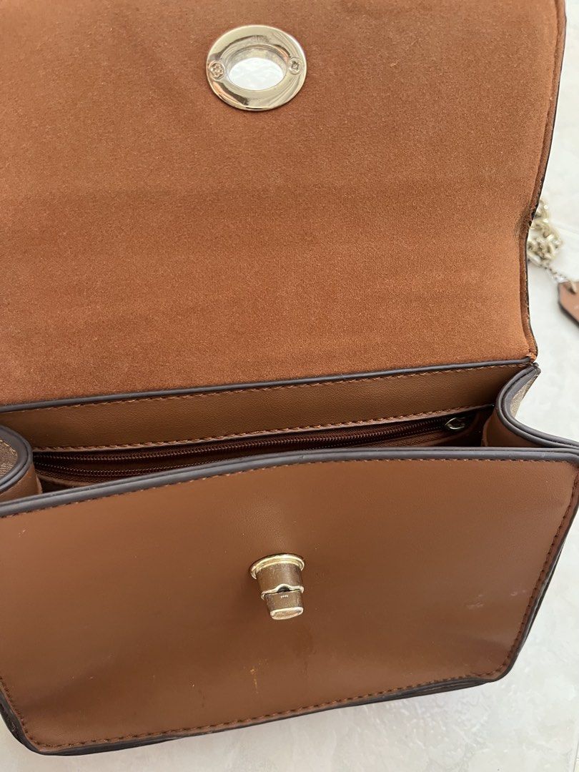 Coach Brown Leather Chain Bag (Category: Luxury Bags & Wallets) located in Iloilo. Submitted by 888collector (Listing ID 1429667088, Image 2). Description: .