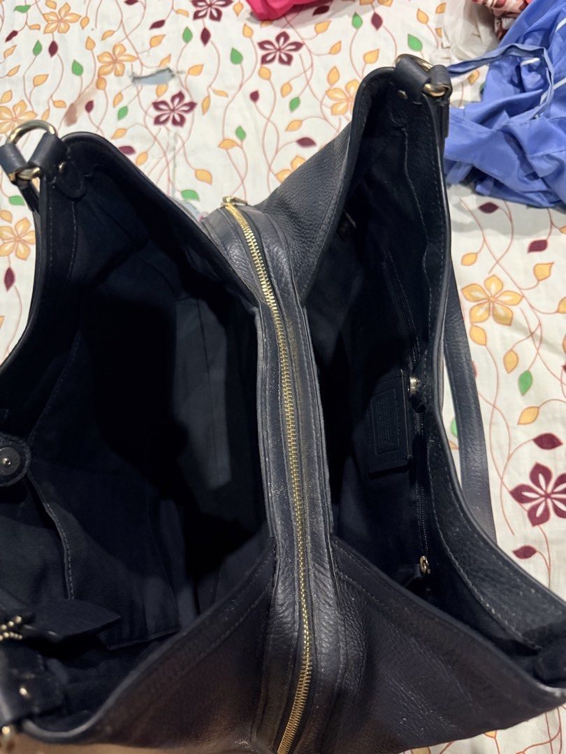 Coach Navy Blue Shoulder Bag (Category: Luxury Bags & Wallets) located in Cainta. Submitted by Kamilerloo (Listing ID 1429585589, Image 3). Description: RFS: decluttering Selling low; Rarely used hence the slight color discoloration.