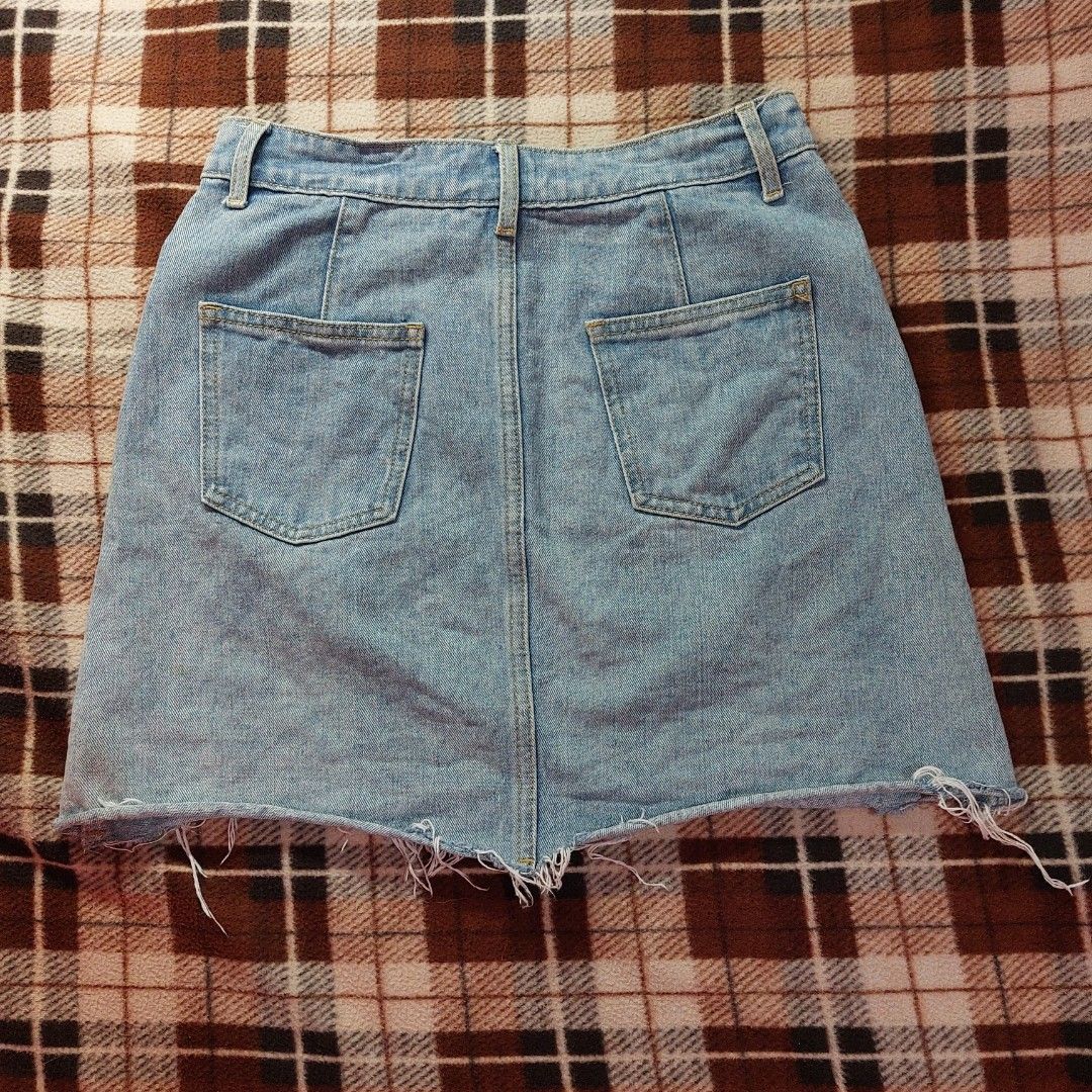 Denim Button-Up Skirt (Category: Skirts) located in Quezon City. Submitted by declutterbyyve (Listing ID 1429667104, Image 2). Description: ❣️ Size 25-26 📍Colors may vary due to lighting. 📍What you see is what you get. 📍Feel free to message me if you have any questions. 📍ALSO, NO WHEN WORN!.