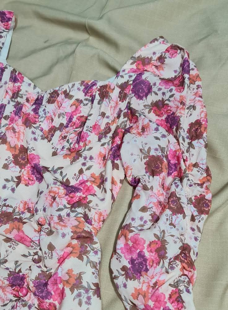 Floral Puff Sleeve Dress (Category: Dresses) located in Quezon City. Submitted by mayibenta (Listing ID 1429658370, Image 3). Description: Preloved!! Floral 3/4 sleeve maxi dress (with small slit sa lower part Super cutsie!.