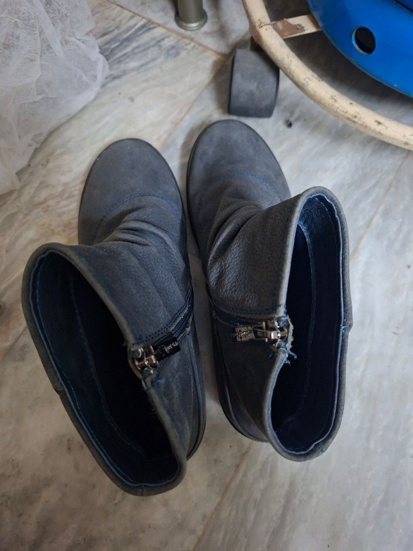Grey Chelsea Boots with Side Zipper (Category: Boots) located in Manila. Submitted by mochibibi (Listing ID 1429513765, Image 3). Description: RFS: decluttering lang po best fit 24-24.5 cm sole comfortable po siya lakarin. These boots feature a side zipper for easy wear. The boots have a rounded toe design and a mid-calf height. The boots are a solid grey color..